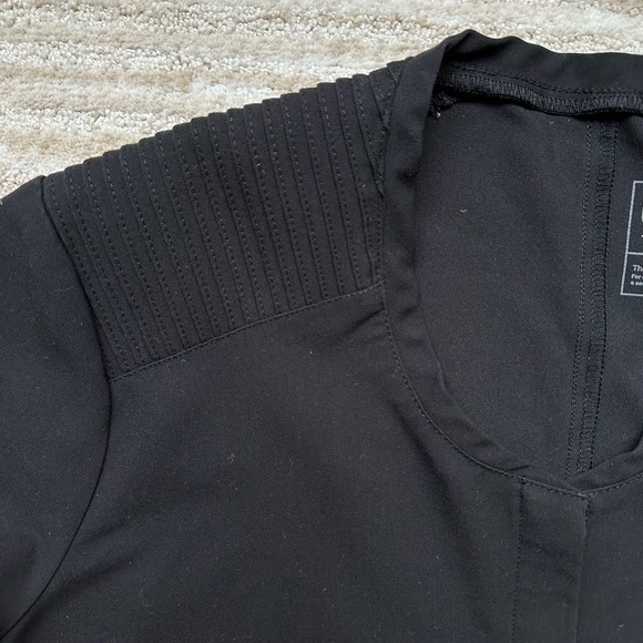 FIGS Technical Collection Yola Scrub Top Stretch Zip Pockets Nurse Black Medium - Picture 6 of 11